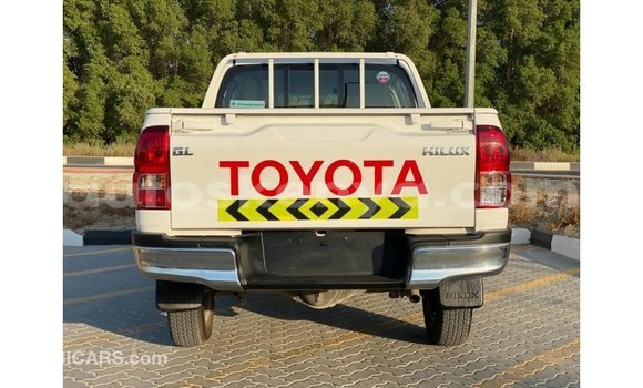 Imported Toyota Hilux White Makiinaa iti Import - Dubai keessatti Central Kenya keessatti Imported Toyota Hilux White Makiinaa iti Import - Dubai keessatti Central Kenya keessatti