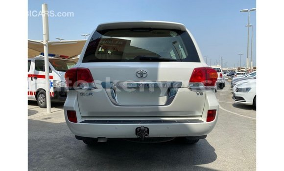 Imported Toyota Land Cruiser White Makiinaa iti Import - Dubai keessatti Central Kenya keessatti Imported Toyota Land Cruiser White Makiinaa iti Import - Dubai keessatti Central Kenya keessatti