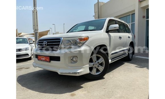 Imported Toyota Land Cruiser White Makiinaa iti Import - Dubai keessatti Central Kenya keessatti Imported Toyota Land Cruiser White Makiinaa iti Import - Dubai keessatti Central Kenya keessatti