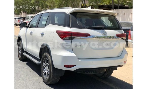 Nunua Imported Toyota Fortuner Nyeupe Gari ndani ya Import - Dubai nchini Kati Kenya Nunua Imported Toyota Fortuner Nyeupe Gari ndani ya Import - Dubai nchini Kati Kenya