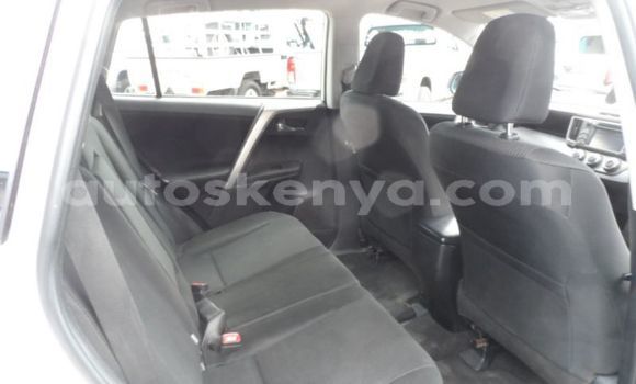 Oofamaa Toyota RAV4 White Makiinaa iti Nairobi keessatti Nairobi keessatti Oofamaa Toyota RAV4 White Makiinaa iti Nairobi keessatti Nairobi keessatti