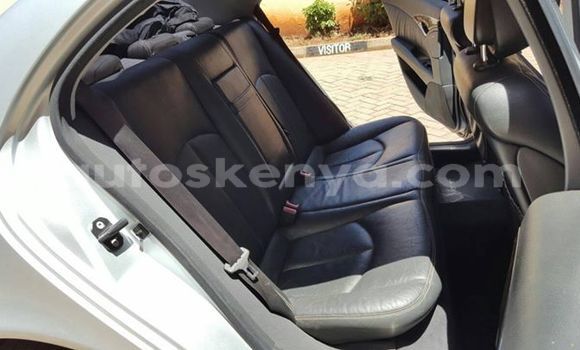 Oofamaa Mercedes‒Benz E–Class Silver Makiinaa iti Nairobi keessatti Nairobi keessatti