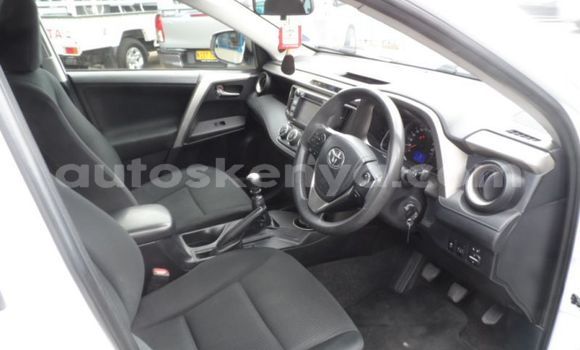 Oofamaa Toyota RAV4 White Makiinaa iti Kaloleni keessatti Coast keessatti Oofamaa Toyota RAV4 White Makiinaa iti Kaloleni keessatti Coast keessatti