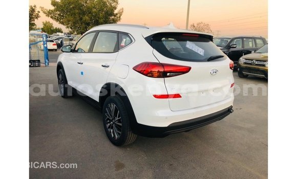 Nunua Imported Hyundai Tucson Nyeupe Gari ndani ya Import - Dubai nchini Kati Kenya Nunua Imported Hyundai Tucson Nyeupe Gari ndani ya Import - Dubai nchini Kati Kenya