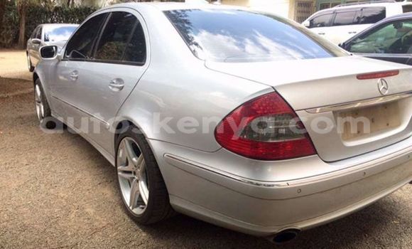 Oofamaa Mercedes‒Benz E–Class Silver Makiinaa iti Nairobi keessatti Nairobi keessatti