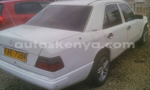 Oofamaa Mercedes‒Benz E–Class White Makiinaa iti Nairobi keessatti Nairobi keessatti
