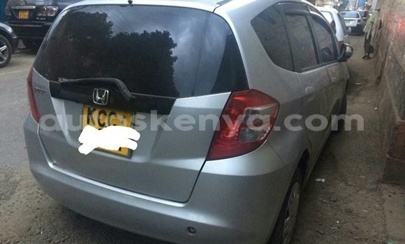 Oofamaa Honda Fit Silver Makiinaa iti Nairobi keessatti Nairobi keessatti
