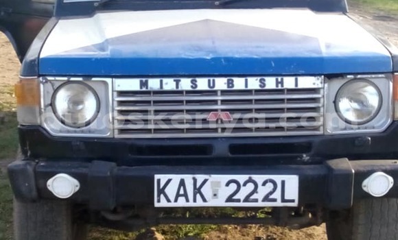 Oofamaa Mitsubishi Pajero Blue Makiinaa iti Nairobi keessatti Nairobi keessatti